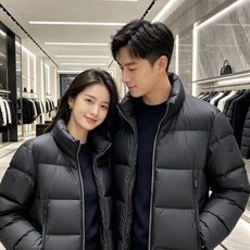 Moncler 蒙口 2026秋冬新款立领羽绒服 甄选95高品质白鸭绒填充,蓬松度拉满,轻软上身毫无负重感 极简立领双拉 Moncler 蒙口 2026秋冬新款立领羽绒服 甄选95高品质白鸭绒填充,蓬松度拉满,轻软上身毫无负重感 极简立领双拉