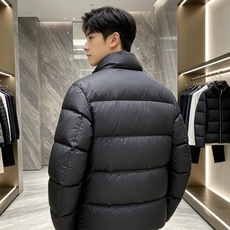 Moncler 蒙口 2026秋冬新款立领羽绒服 甄选95高品质白鸭绒填充,蓬松度拉满,轻软上身毫无负重感 极简立领双拉 Moncler 蒙口 2026秋冬新款立领羽绒服 甄选95高品质白鸭绒填充,蓬松度拉满,轻软上身毫无负重感 极简立领双拉