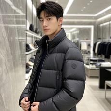 Moncler 蒙口 2026秋冬新款立领羽绒服 甄选95高品质白鸭绒填充,蓬松度拉满,轻软上身毫无负重感 极简立领双拉 Moncler 蒙口 2026秋冬新款立领羽绒服 甄选95高品质白鸭绒填充,蓬松度拉满,轻软上身毫无负重感 极简立领双拉