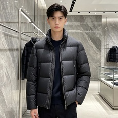 Moncler 蒙口 2026秋冬新款立领羽绒服 甄选95高品质白鸭绒填充,蓬松度拉满,轻软上身毫无负重感 极简立领双拉 Moncler 蒙口 2026秋冬新款立领羽绒服 甄选95高品质白鸭绒填充,蓬松度拉满,轻软上身毫无负重感 极简立领双拉