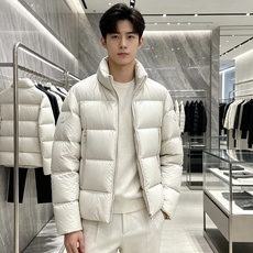 Moncler 蒙口 2026秋冬新款立领羽绒服 甄选95高品质白鸭绒填充,蓬松度拉满,轻软上身毫无负重感 极简立领双拉 Moncler 蒙口 2026秋冬新款立领羽绒服 甄选95高品质白鸭绒填充,蓬松度拉满,轻软上身毫无负重感 极简立领双拉
