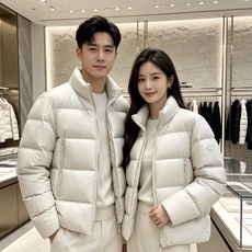 Moncler 蒙口 2026秋冬新款立领羽绒服 甄选95高品质白鸭绒填充,蓬松度拉满,轻软上身毫无负重感 极简立领双拉 Moncler 蒙口 2026秋冬新款立领羽绒服 甄选95高品质白鸭绒填充,蓬松度拉满,轻软上身毫无负重感 极简立领双拉
