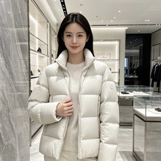 Moncler 蒙口 2026秋冬新款立领羽绒服 甄选95高品质白鸭绒填充,蓬松度拉满,轻软上身毫无负重感 极简立领双拉 Moncler 蒙口 2026秋冬新款立领羽绒服 甄选95高品质白鸭绒填充,蓬松度拉满,轻软上身毫无负重感 极简立领双拉