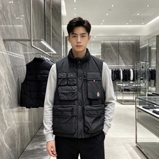 Moncler 蒙口 2026秋冬新款户外工装羽绒马甲上新✨ 填充90高纯度白鸭绒,轻盈保暖无臃肿感 多口袋工装立体剪裁 Moncler 蒙口 2026秋冬新款户外工装羽绒马甲上新✨ 填充90高纯度白鸭绒,轻盈保暖无臃肿感 多口袋工装立体剪裁