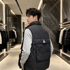 Moncler 蒙口 2026秋冬新款户外工装羽绒马甲上新✨ 填充90高纯度白鸭绒,轻盈保暖无臃肿感 多口袋工装立体剪裁 Moncler 蒙口 2026秋冬新款户外工装羽绒马甲上新✨ 填充90高纯度白鸭绒,轻盈保暖无臃肿感 多口袋工装立体剪裁