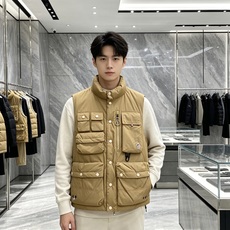 Moncler 蒙口 2026秋冬新款户外工装羽绒马甲上新✨ 填充90高纯度白鸭绒,轻盈保暖无臃肿感 多口袋工装立体剪裁 Moncler 蒙口 2026秋冬新款户外工装羽绒马甲上新✨ 填充90高纯度白鸭绒,轻盈保暖无臃肿感 多口袋工装立体剪裁