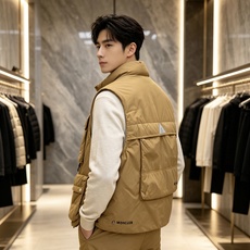 Moncler 蒙口 2026秋冬新款户外工装羽绒马甲上新✨ 填充90高纯度白鸭绒,轻盈保暖无臃肿感 多口袋工装立体剪裁 Moncler 蒙口 2026秋冬新款户外工装羽绒马甲上新✨ 填充90高纯度白鸭绒,轻盈保暖无臃肿感 多口袋工装立体剪裁