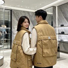 Moncler 蒙口 2026秋冬新款户外工装羽绒马甲上新✨ 填充90高纯度白鸭绒,轻盈保暖无臃肿感 多口袋工装立体剪裁 Moncler 蒙口 2026秋冬新款户外工装羽绒马甲上新✨ 填充90高纯度白鸭绒,轻盈保暖无臃肿感 多口袋工装立体剪裁