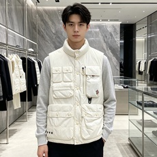 Moncler 蒙口 2026秋冬新款户外工装羽绒马甲上新✨ 填充90高纯度白鸭绒,轻盈保暖无臃肿感 多口袋工装立体剪裁 Moncler 蒙口 2026秋冬新款户外工装羽绒马甲上新✨ 填充90高纯度白鸭绒,轻盈保暖无臃肿感 多口袋工装立体剪裁