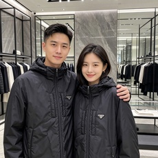 Prada 普拉达 2026秋冬新款连帽轻薄羽绒服,90白鸭绒填充,轻便柔和不压身 防水防风顺滑面料,经典三角标简约大气 Prada 普拉达 2026秋冬新款连帽轻薄羽绒服,90白鸭绒填充,轻便柔和不压身 防水防风顺滑面料,经典三角标简约大气