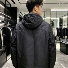 Prada 普拉达 2026秋冬新款连帽轻薄羽绒服,90白鸭绒填充,轻便柔和不压身 防水防风顺滑面料,经典三角标简约大气 Prada 普拉达 2026秋冬新款连帽轻薄羽绒服,90白鸭绒填充,轻便柔和不压身 防水防风顺滑面料,经典三角标简约大气
