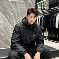 Prada 普拉达 2026秋冬新款连帽轻薄羽绒服,90白鸭绒填充,轻便柔和不压身 防水防风顺滑面料,经典三角标简约大气 Prada 普拉达 2026秋冬新款连帽轻薄羽绒服,90白鸭绒填充,轻便柔和不压身 防水防风顺滑面料,经典三角标简约大气