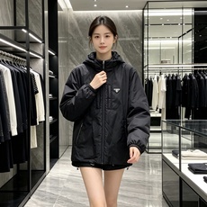 Prada 普拉达 2026秋冬新款连帽轻薄羽绒服,90白鸭绒填充,轻便柔和不压身 防水防风顺滑面料,经典三角标简约大气 Prada 普拉达 2026秋冬新款连帽轻薄羽绒服,90白鸭绒填充,轻便柔和不压身 防水防风顺滑面料,经典三角标简约大气