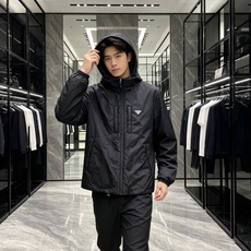Prada 普拉达 2026秋冬新款连帽轻薄羽绒服,90白鸭绒填充,轻便柔和不压身 防水防风顺滑面料,经典三角标简约大气 Prada 普拉达 2026秋冬新款连帽轻薄羽绒服,90白鸭绒填充,轻便柔和不压身 防水防风顺滑面料,经典三角标简约大气