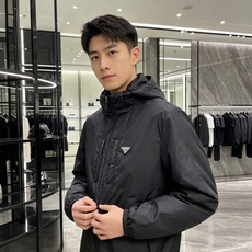 Prada 普拉达 2026秋冬新款连帽轻薄羽绒服,90白鸭绒填充,轻便柔和不压身 防水防风顺滑面料,经典三角标简约大气 Prada 普拉达 2026秋冬新款连帽轻薄羽绒服,90白鸭绒填充,轻便柔和不压身 防水防风顺滑面料,经典三角标简约大气