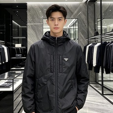 Prada 普拉达 2026秋冬新款连帽轻薄羽绒服,90白鸭绒填充,轻便柔和不压身 防水防风顺滑面料,经典三角标简约大气 Prada 普拉达 2026秋冬新款连帽轻薄羽绒服,90白鸭绒填充,轻便柔和不压身 防水防风顺滑面料,经典三角标简约大气