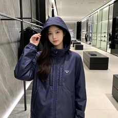 Prada 普拉达 2026秋冬新款连帽轻薄羽绒服,90白鸭绒填充,轻便柔和不压身 防水防风顺滑面料,经典三角标简约大气 Prada 普拉达 2026秋冬新款连帽轻薄羽绒服,90白鸭绒填充,轻便柔和不压身 防水防风顺滑面料,经典三角标简约大气