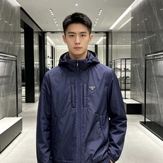 Prada 普拉达 2026秋冬新款连帽轻薄羽绒服,90白鸭绒填充,轻便柔和不压身 防水防风顺滑面料,经典三角标简约大气 Prada 普拉达 2026秋冬新款连帽轻薄羽绒服,90白鸭绒填充,轻便柔和不压身 防水防风顺滑面料,经典三角标简约大气
