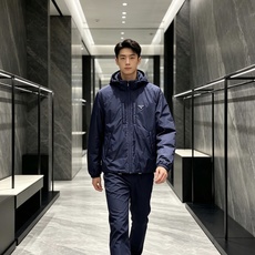 Prada 普拉达 2026秋冬新款连帽轻薄羽绒服,90白鸭绒填充,轻便柔和不压身 防水防风顺滑面料,经典三角标简约大气 Prada 普拉达 2026秋冬新款连帽轻薄羽绒服,90白鸭绒填充,轻便柔和不压身 防水防风顺滑面料,经典三角标简约大气