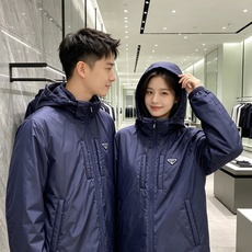 Prada 普拉达 2026秋冬新款连帽轻薄羽绒服,90白鸭绒填充,轻便柔和不压身 防水防风顺滑面料,经典三角标简约大气 Prada 普拉达 2026秋冬新款连帽轻薄羽绒服,90白鸭绒填充,轻便柔和不压身 防水防风顺滑面料,经典三角标简约大气