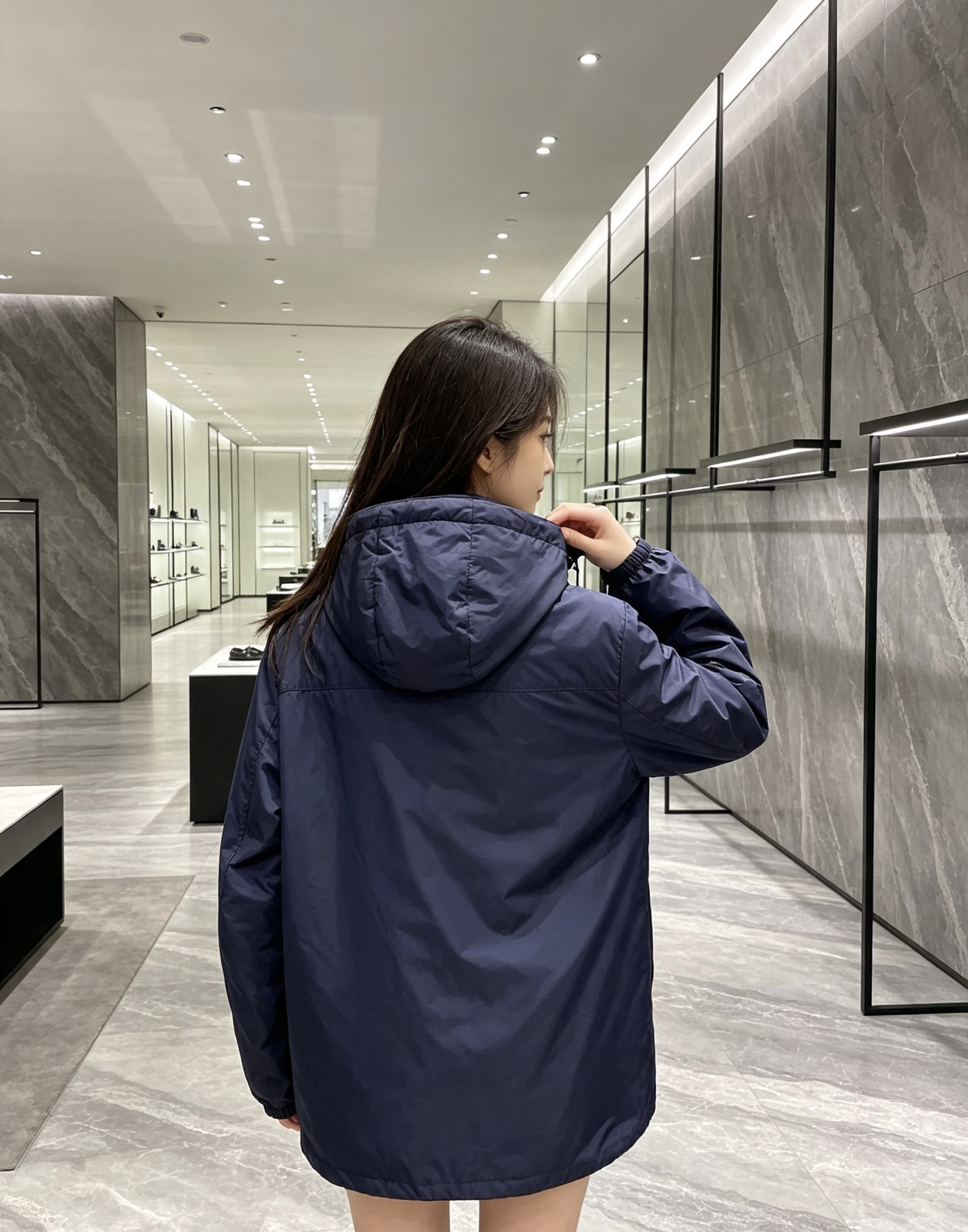 Prada 普拉达 2026秋冬新款连帽轻薄羽绒服,90白鸭绒填充,轻便柔和不压身 防水防风顺滑面料,经典三角标简约大气 Prada 普拉达 2026秋冬新款连帽轻薄羽绒服,90白鸭绒填充,轻便柔和不压身 防水防风顺滑面料,经典三角标简约大气