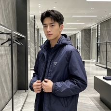 Prada 普拉达 2026秋冬新款连帽轻薄羽绒服,90白鸭绒填充,轻便柔和不压身 防水防风顺滑面料,经典三角标简约大气 Prada 普拉达 2026秋冬新款连帽轻薄羽绒服,90白鸭绒填充,轻便柔和不压身 防水防风顺滑面料,经典三角标简约大气