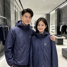 Prada 普拉达 2026秋冬新款连帽轻薄羽绒服,90白鸭绒填充,轻便柔和不压身 防水防风顺滑面料,经典三角标简约大气 Prada 普拉达 2026秋冬新款连帽轻薄羽绒服,90白鸭绒填充,轻便柔和不压身 防水防风顺滑面料,经典三角标简约大气