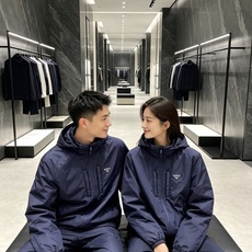 Prada 普拉达 2026秋冬新款连帽轻薄羽绒服,90白鸭绒填充,轻便柔和不压身 防水防风顺滑面料,经典三角标简约大气 Prada 普拉达 2026秋冬新款连帽轻薄羽绒服,90白鸭绒填充,轻便柔和不压身 防水防风顺滑面料,经典三角标简约大气