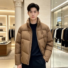Fendi 芬迪 2026秋冬新款立领短款羽绒服 甄选90高纯度白鸭绒,充绒饱满,分段锁绒不跑绒、简约几何压线剪裁,利落 Fendi 芬迪 2026秋冬新款立领短款羽绒服 甄选90高纯度白鸭绒,充绒饱满,分段锁绒不跑绒、简约几何压线剪裁,利落