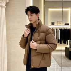 Fendi 芬迪 2026秋冬新款立领短款羽绒服 甄选90高纯度白鸭绒,充绒饱满,分段锁绒不跑绒、简约几何压线剪裁,利落 Fendi 芬迪 2026秋冬新款立领短款羽绒服 甄选90高纯度白鸭绒,充绒饱满,分段锁绒不跑绒、简约几何压线剪裁,利落
