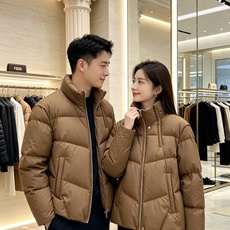 Fendi 芬迪 2026秋冬新款立领短款羽绒服 甄选90高纯度白鸭绒,充绒饱满,分段锁绒不跑绒、简约几何压线剪裁,利落 Fendi 芬迪 2026秋冬新款立领短款羽绒服 甄选90高纯度白鸭绒,充绒饱满,分段锁绒不跑绒、简约几何压线剪裁,利落
