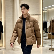 Fendi 芬迪 2026秋冬新款立领短款羽绒服 甄选90高纯度白鸭绒,充绒饱满,分段锁绒不跑绒、简约几何压线剪裁,利落 Fendi 芬迪 2026秋冬新款立领短款羽绒服 甄选90高纯度白鸭绒,充绒饱满,分段锁绒不跑绒、简约几何压线剪裁,利落
