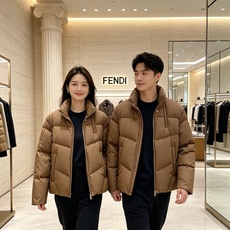 Fendi 芬迪 2026秋冬新款立领短款羽绒服 甄选90高纯度白鸭绒,充绒饱满,分段锁绒不跑绒、简约几何压线剪裁,利落 Fendi 芬迪 2026秋冬新款立领短款羽绒服 甄选90高纯度白鸭绒,充绒饱满,分段锁绒不跑绒、简约几何压线剪裁,利落