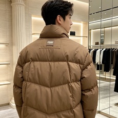 Fendi 芬迪 2026秋冬新款立领短款羽绒服 甄选90高纯度白鸭绒,充绒饱满,分段锁绒不跑绒、简约几何压线剪裁,利落 Fendi 芬迪 2026秋冬新款立领短款羽绒服 甄选90高纯度白鸭绒,充绒饱满,分段锁绒不跑绒、简约几何压线剪裁,利落