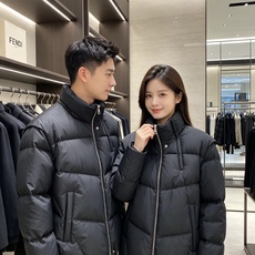 Fendi 芬迪 2026秋冬新款立领短款羽绒服 甄选90高纯度白鸭绒,充绒饱满,分段锁绒不跑绒、简约几何压线剪裁,利落 Fendi 芬迪 2026秋冬新款立领短款羽绒服 甄选90高纯度白鸭绒,充绒饱满,分段锁绒不跑绒、简约几何压线剪裁,利落