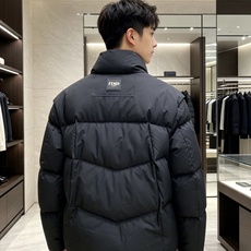 Fendi 芬迪 2026秋冬新款立领短款羽绒服 甄选90高纯度白鸭绒,充绒饱满,分段锁绒不跑绒、简约几何压线剪裁,利落 Fendi 芬迪 2026秋冬新款立领短款羽绒服 甄选90高纯度白鸭绒,充绒饱满,分段锁绒不跑绒、简约几何压线剪裁,利落