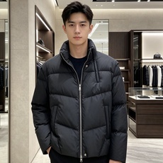 Fendi 芬迪 2026秋冬新款立领短款羽绒服 甄选90高纯度白鸭绒,充绒饱满,分段锁绒不跑绒、简约几何压线剪裁,利落 Fendi 芬迪 2026秋冬新款立领短款羽绒服 甄选90高纯度白鸭绒,充绒饱满,分段锁绒不跑绒、简约几何压线剪裁,利落