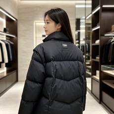 Fendi 芬迪 2026秋冬新款立领短款羽绒服 甄选90高纯度白鸭绒,充绒饱满,分段锁绒不跑绒、简约几何压线剪裁,利落 Fendi 芬迪 2026秋冬新款立领短款羽绒服 甄选90高纯度白鸭绒,充绒饱满,分段锁绒不跑绒、简约几何压线剪裁,利落