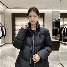Fendi 芬迪 2026秋冬新款立领短款羽绒服 甄选90高纯度白鸭绒,充绒饱满,分段锁绒不跑绒、简约几何压线剪裁,利落 Fendi 芬迪 2026秋冬新款立领短款羽绒服 甄选90高纯度白鸭绒,充绒饱满,分段锁绒不跑绒、简约几何压线剪裁,利落