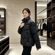 Fendi 芬迪 2026秋冬新款立领短款羽绒服 甄选90高纯度白鸭绒,充绒饱满,分段锁绒不跑绒、简约几何压线剪裁,利落 Fendi 芬迪 2026秋冬新款立领短款羽绒服 甄选90高纯度白鸭绒,充绒饱满,分段锁绒不跑绒、简约几何压线剪裁,利落