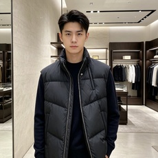 Fendi 芬迪 2026秋冬新款立领短款羽绒服 甄选90高纯度白鸭绒,充绒饱满,分段锁绒不跑绒、简约几何压线剪裁,利落 Fendi 芬迪 2026秋冬新款立领短款羽绒服 甄选90高纯度白鸭绒,充绒饱满,分段锁绒不跑绒、简约几何压线剪裁,利落