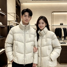 Fendi 芬迪 2026秋冬新款立领短款羽绒服 甄选90高纯度白鸭绒,充绒饱满,分段锁绒不跑绒、简约几何压线剪裁,利落 Fendi 芬迪 2026秋冬新款立领短款羽绒服 甄选90高纯度白鸭绒,充绒饱满,分段锁绒不跑绒、简约几何压线剪裁,利落