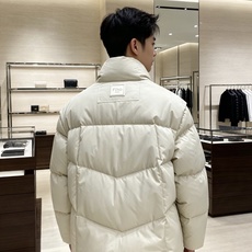 Fendi 芬迪 2026秋冬新款立领短款羽绒服 甄选90高纯度白鸭绒,充绒饱满,分段锁绒不跑绒、简约几何压线剪裁,利落 Fendi 芬迪 2026秋冬新款立领短款羽绒服 甄选90高纯度白鸭绒,充绒饱满,分段锁绒不跑绒、简约几何压线剪裁,利落