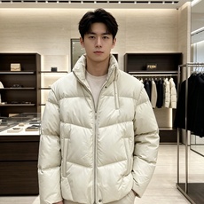 Fendi 芬迪 2026秋冬新款立领短款羽绒服 甄选90高纯度白鸭绒,充绒饱满,分段锁绒不跑绒、简约几何压线剪裁,利落 Fendi 芬迪 2026秋冬新款立领短款羽绒服 甄选90高纯度白鸭绒,充绒饱满,分段锁绒不跑绒、简约几何压线剪裁,利落