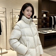 Fendi 芬迪 2026秋冬新款立领短款羽绒服 甄选90高纯度白鸭绒,充绒饱满,分段锁绒不跑绒、简约几何压线剪裁,利落 Fendi 芬迪 2026秋冬新款立领短款羽绒服 甄选90高纯度白鸭绒,充绒饱满,分段锁绒不跑绒、简约几何压线剪裁,利落