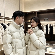 Fendi 芬迪 2026秋冬新款立领短款羽绒服 甄选90高纯度白鸭绒,充绒饱满,分段锁绒不跑绒、简约几何压线剪裁,利落 Fendi 芬迪 2026秋冬新款立领短款羽绒服 甄选90高纯度白鸭绒,充绒饱满,分段锁绒不跑绒、简约几何压线剪裁,利落