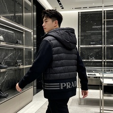 Prada 普拉达 2026秋冬新款拼接连帽轻薄羽绒服 前片竖条充棉分区锁温,侧边搭配弹力针织袖,上身完全不臃肿 胸口经 Prada 普拉达 2026秋冬新款拼接连帽轻薄羽绒服 前片竖条充棉分区锁温,侧边搭配弹力针织袖,上身完全不臃肿 胸口经