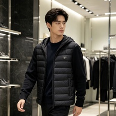 Prada 普拉达 2026秋冬新款拼接连帽轻薄羽绒服 前片竖条充棉分区锁温,侧边搭配弹力针织袖,上身完全不臃肿 胸口经 Prada 普拉达 2026秋冬新款拼接连帽轻薄羽绒服 前片竖条充棉分区锁温,侧边搭配弹力针织袖,上身完全不臃肿 胸口经