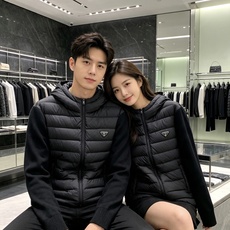 Prada 普拉达 2026秋冬新款拼接连帽轻薄羽绒服 前片竖条充棉分区锁温,侧边搭配弹力针织袖,上身完全不臃肿 胸口经 Prada 普拉达 2026秋冬新款拼接连帽轻薄羽绒服 前片竖条充棉分区锁温,侧边搭配弹力针织袖,上身完全不臃肿 胸口经