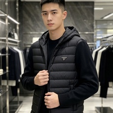Prada 普拉达 2026秋冬新款拼接连帽轻薄羽绒服 前片竖条充棉分区锁温,侧边搭配弹力针织袖,上身完全不臃肿 胸口经 Prada 普拉达 2026秋冬新款拼接连帽轻薄羽绒服 前片竖条充棉分区锁温,侧边搭配弹力针织袖,上身完全不臃肿 胸口经